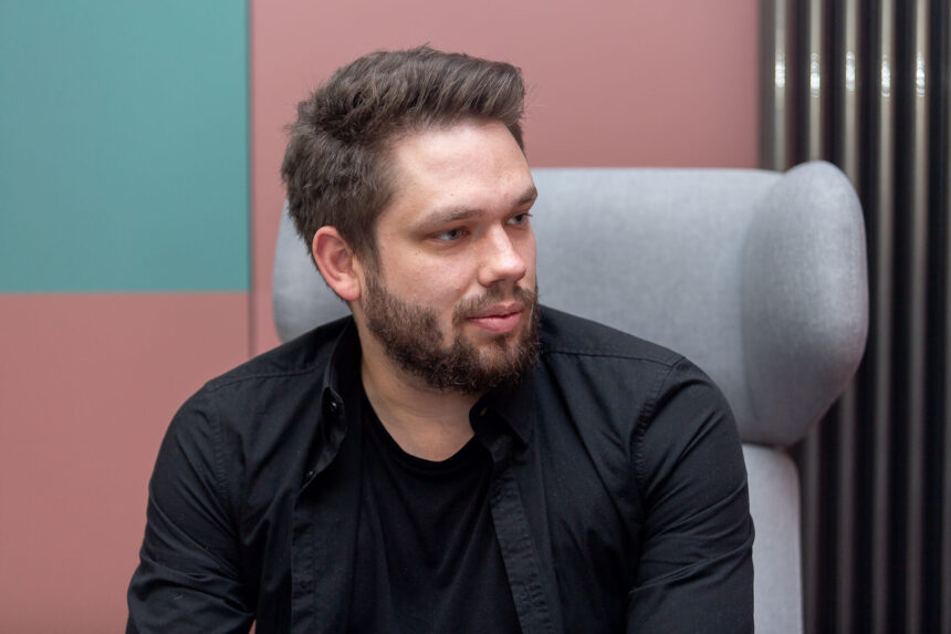 Jak wdrażamy się w nowe technologie? Rozmowa z naszym developerem, Marcelem